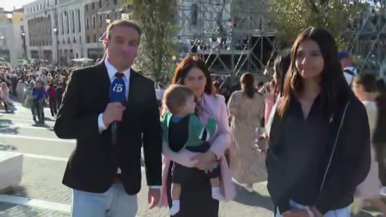 Fieles a la carrera por los aledaños de la Plaza de San Pedro para conocer en directo al nuevo papa