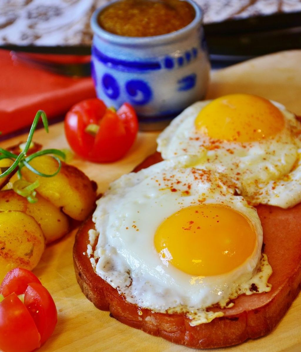 Huevos fritos sobre pan