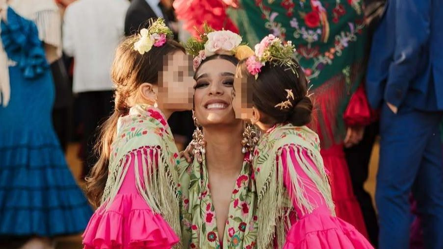 Junquera y Jimena, las hijas de Manuel Cortés y Alma Bollo, a juego en la Feria de Sevilla