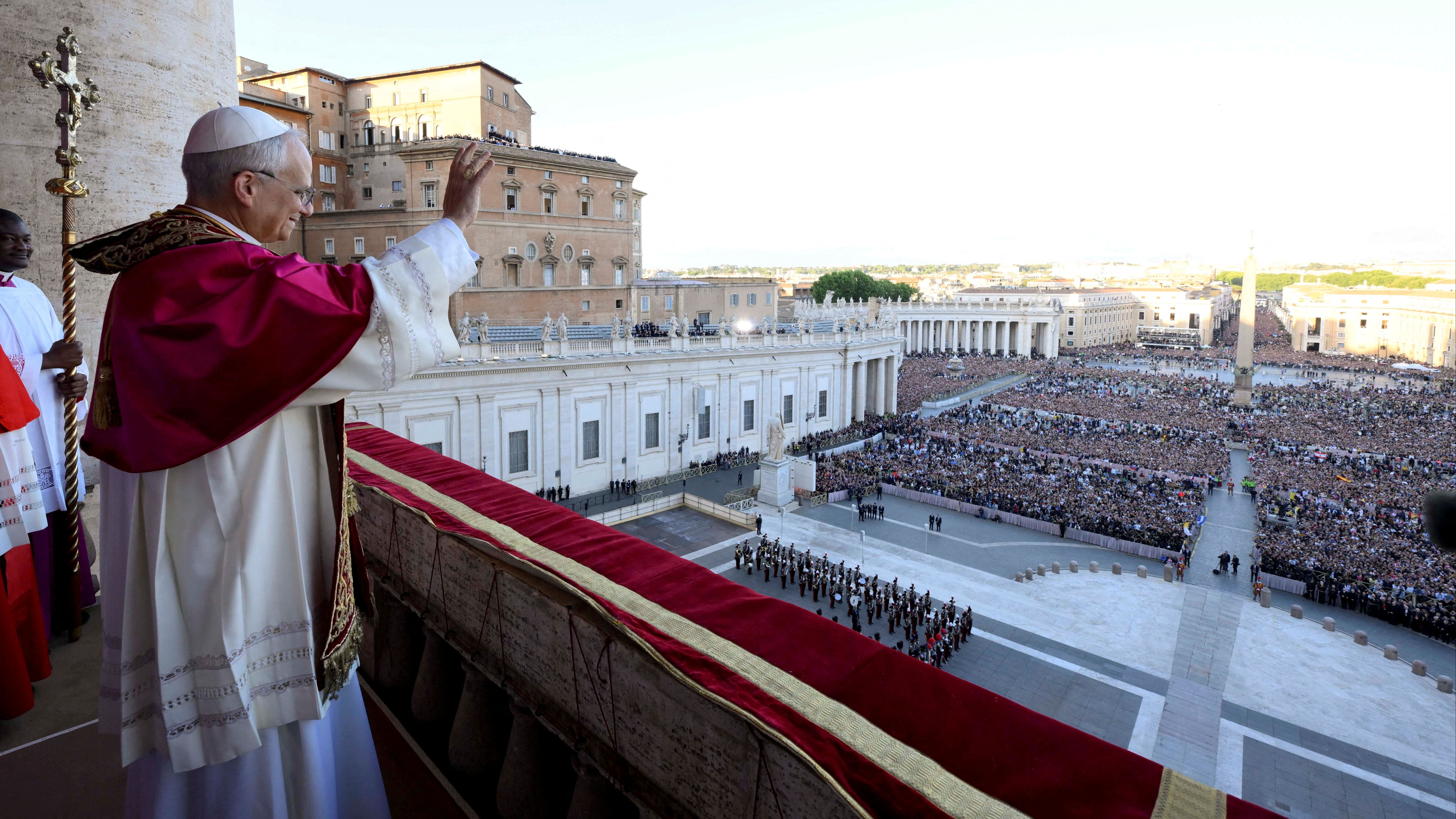 LEO XIV saludando a toda la plaza