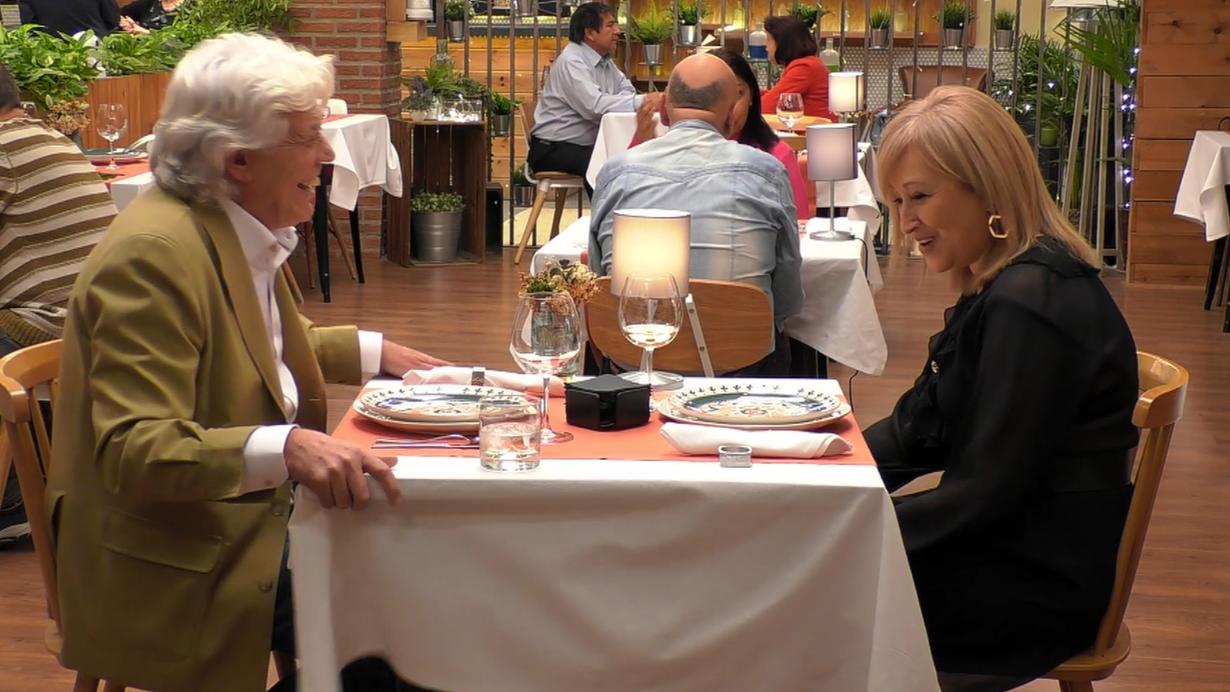 Los solteros durante un momento divertido de su cita en 'First Dates'
