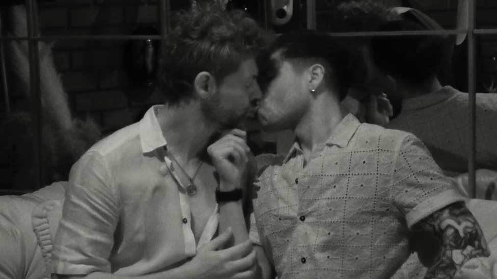 Los solteros se besan apasionadamente en el reservado de 'First Dates'