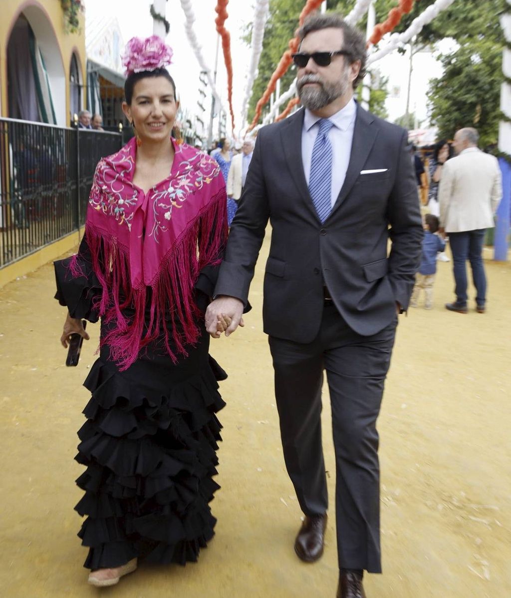 Rocío Monasterio e Ivan Espinosa de los Monteros en la caseta de 'El Turronero' en la Feria de Abril