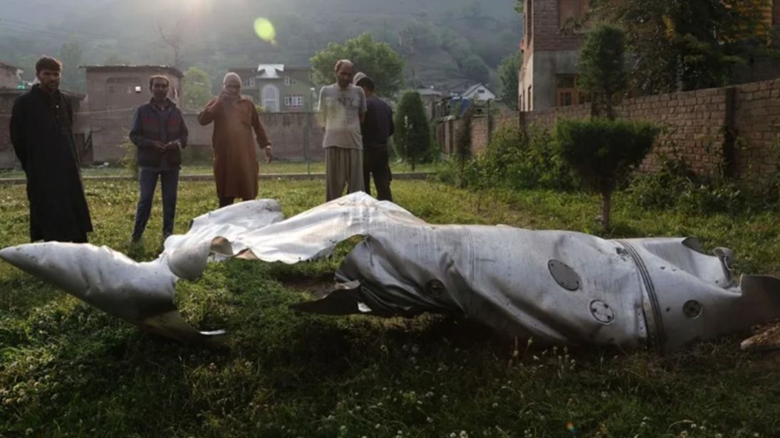 Un avión derribado por India en el recinto de una mezquita en Pampore, en las afueras de Srinagar, India