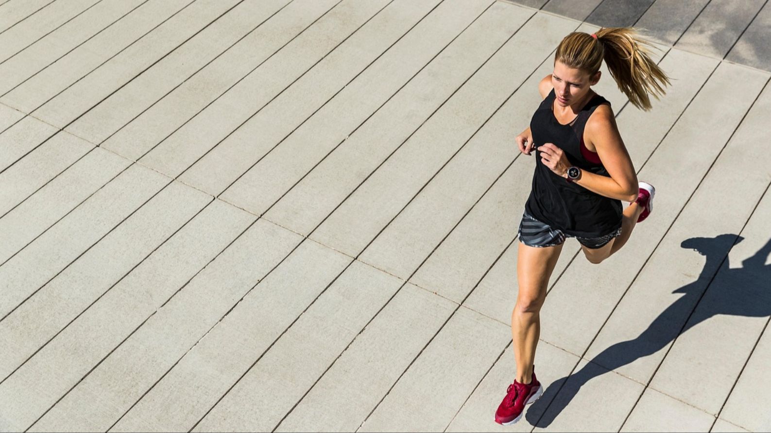 Una mujer corriendo