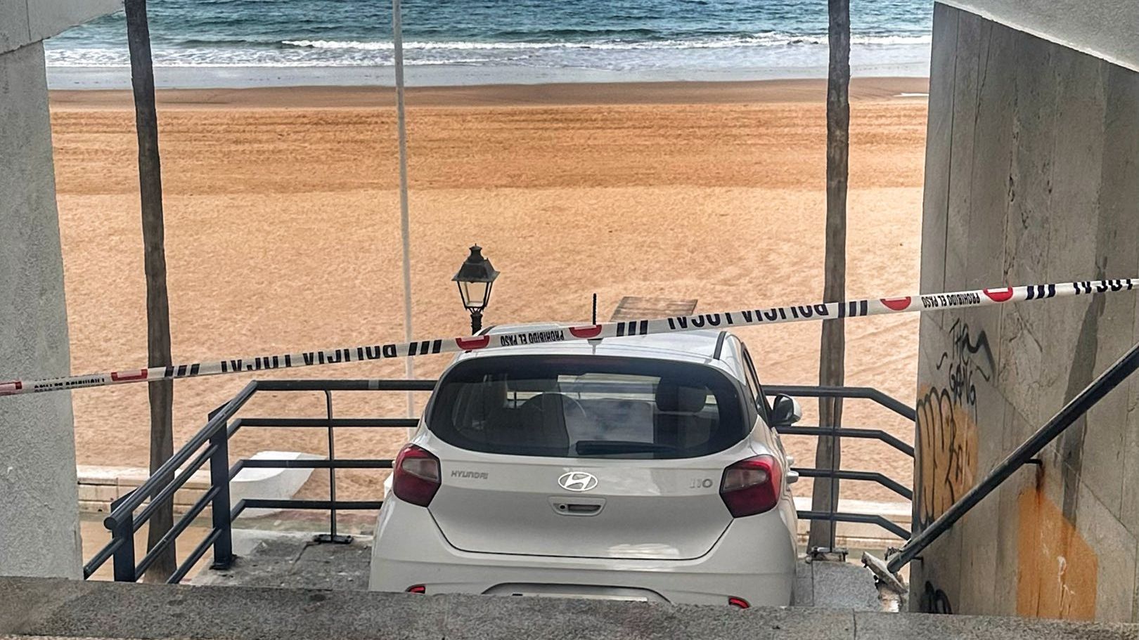 Vehículo accidentado en las escaleras de acceso a la playa de Rota