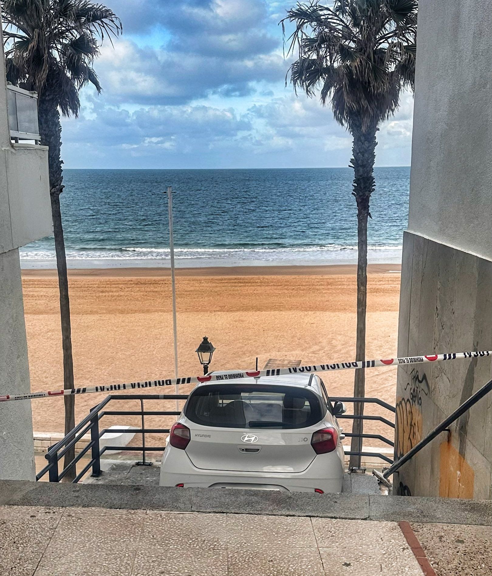 Vehículo accidentado en las escaleras de acceso a la playa de Rota