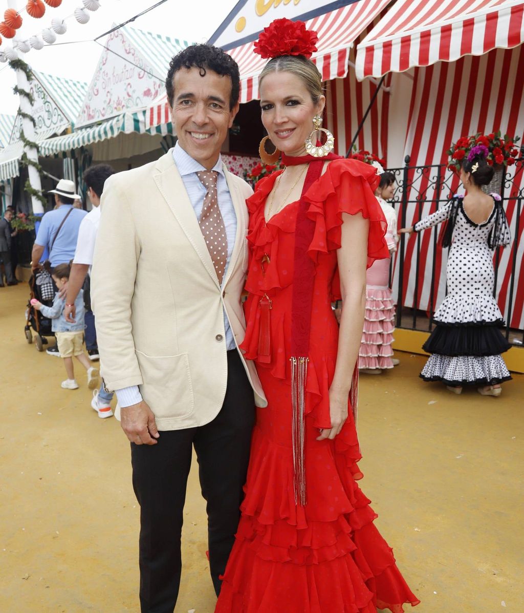 Victor Puerto y Noelia Margoton en la caseta de José Luis 'El Turronero' en la Feria de Abril