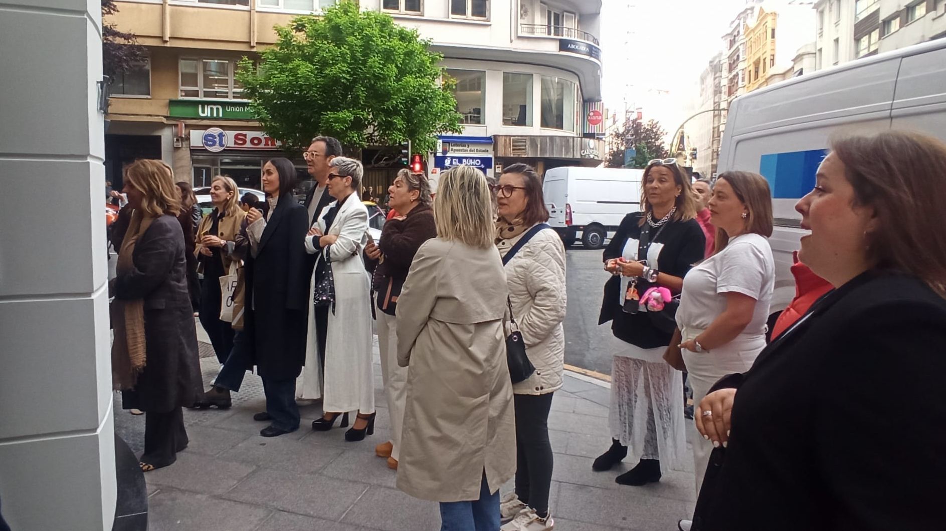 Clientas esperando para entrar
