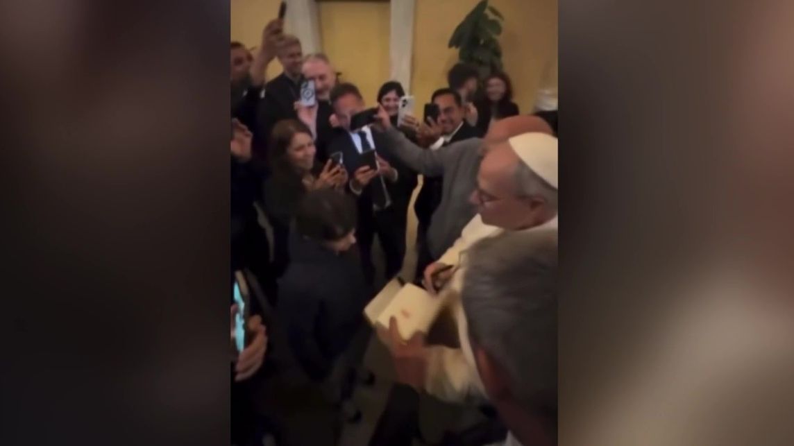 El primer gesto de León XIV: firma en la biblia de una niña