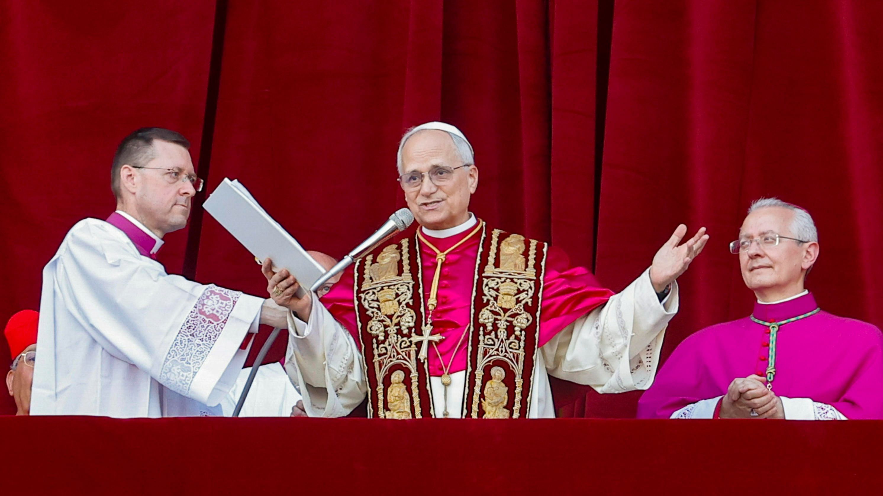 El recién elegido Papa León XIV, el cardenal estadounidense Robert Francis Prevost