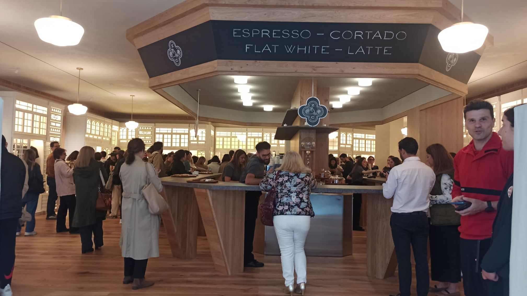 La cafetería en el interior de la renovada tienda