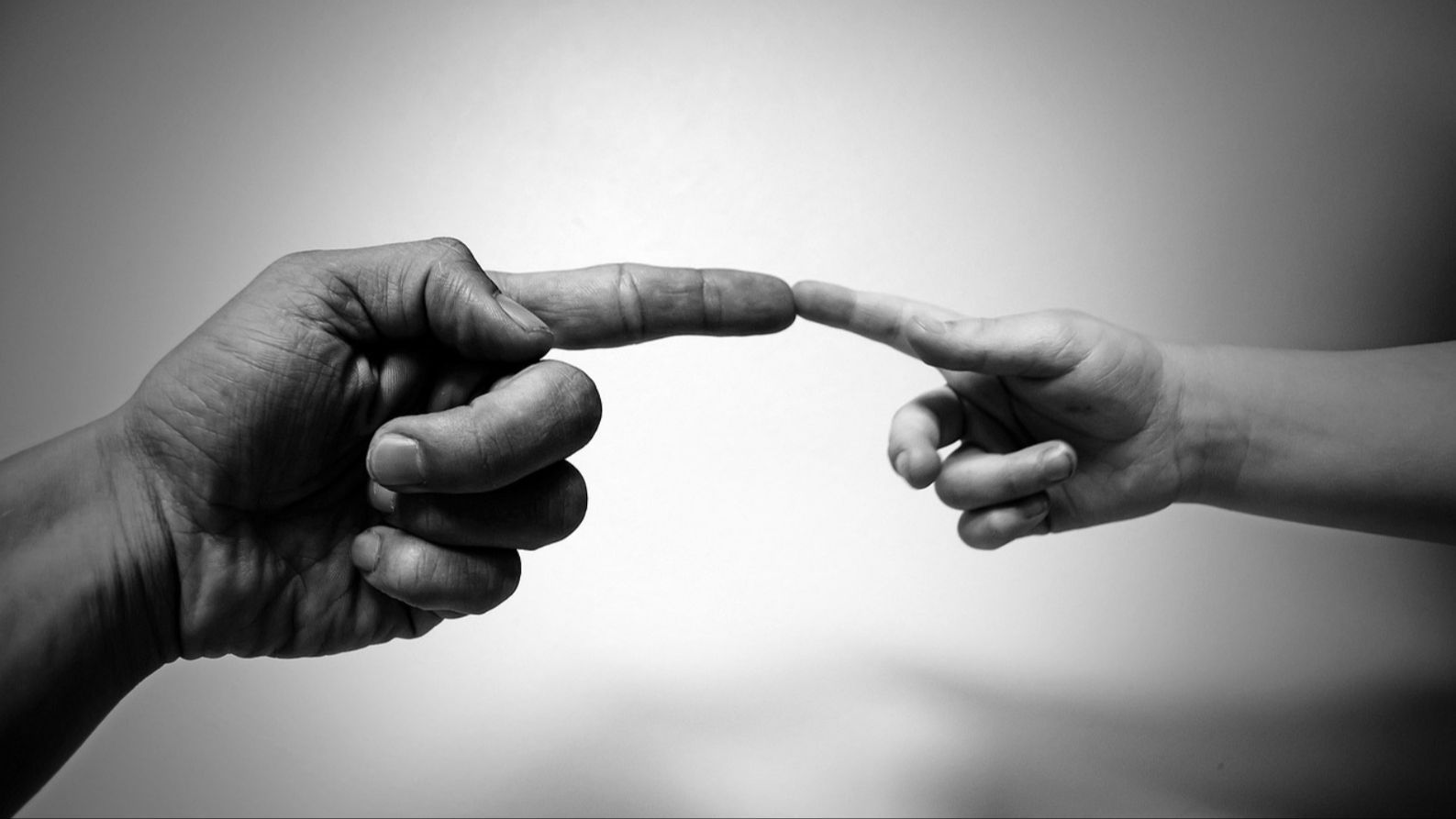La mano de un adulto y un niño