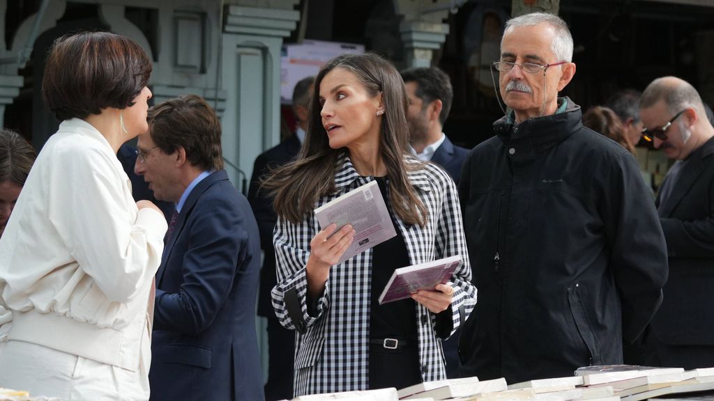 La reina Letizia en su visita a la Feria del Libro permanente
