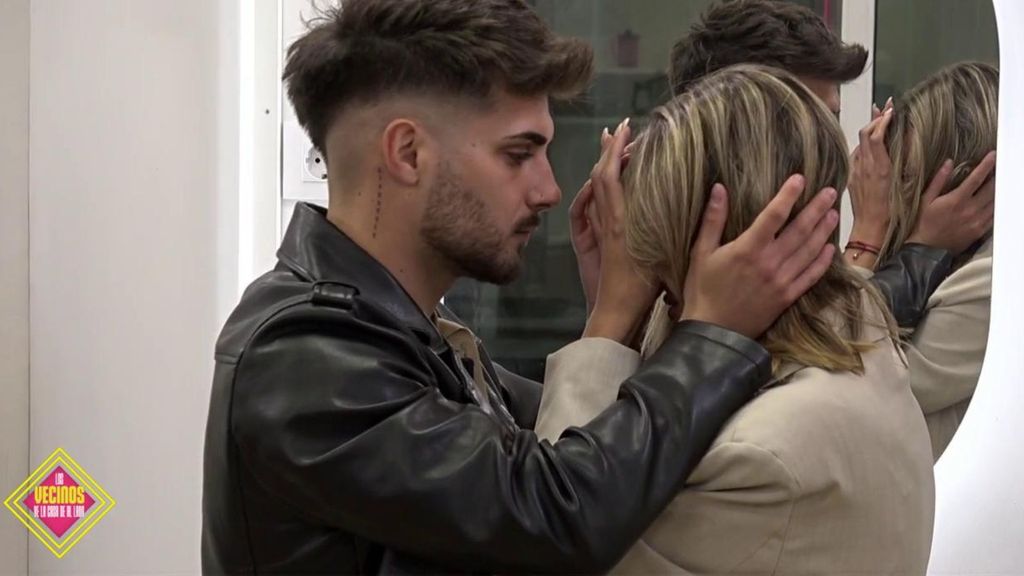 Joel es el invitado a la fiesta y se reconcilia con Andrea: "Todo está bien" Los vecinos de la casa de al lado Temporada 2 Top Vídeos 1494