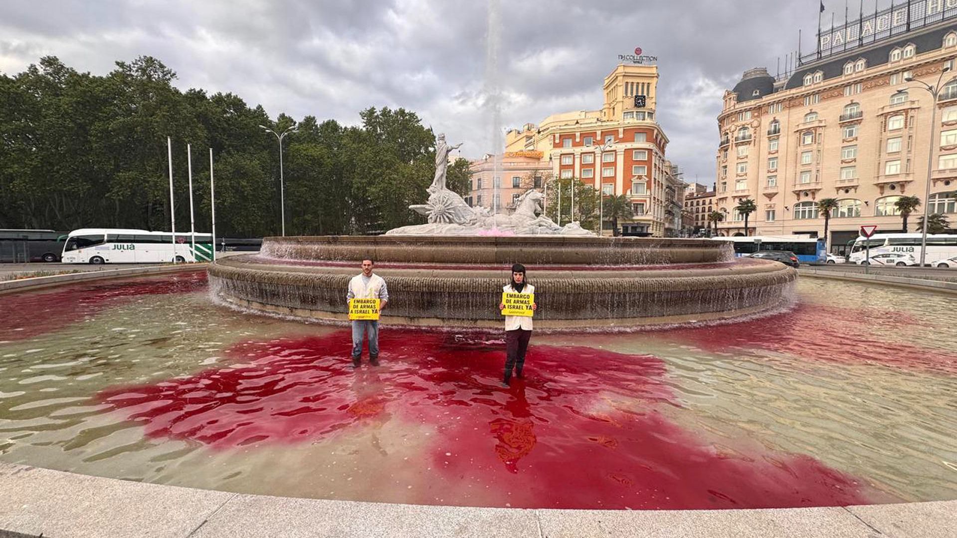 Tiñen el agua de la fuente de Neptuno en Madrid para exigir un embargo de armas a Israel