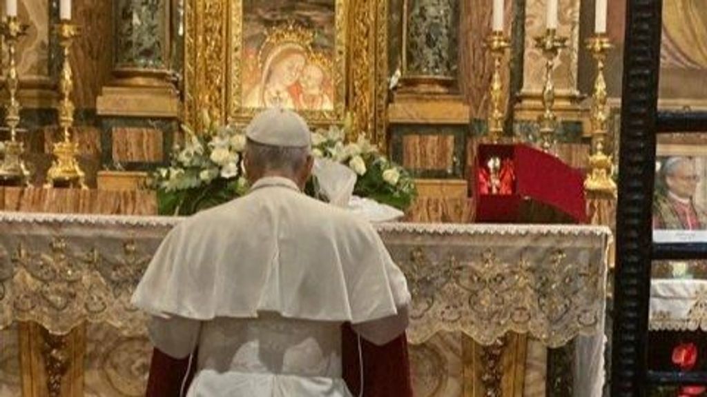 El papa León XIV rezando en el Santuario de la Madre del Buen Consejo