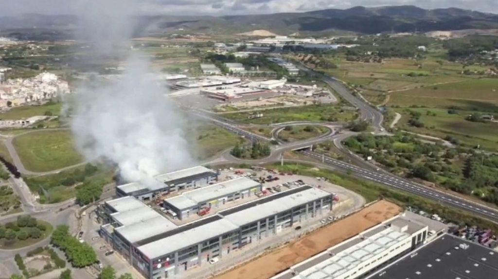 El incendio tóxico de Vilanova (Barcelona) afecta a 70 toneladas de pastillas para limpiar piscinas