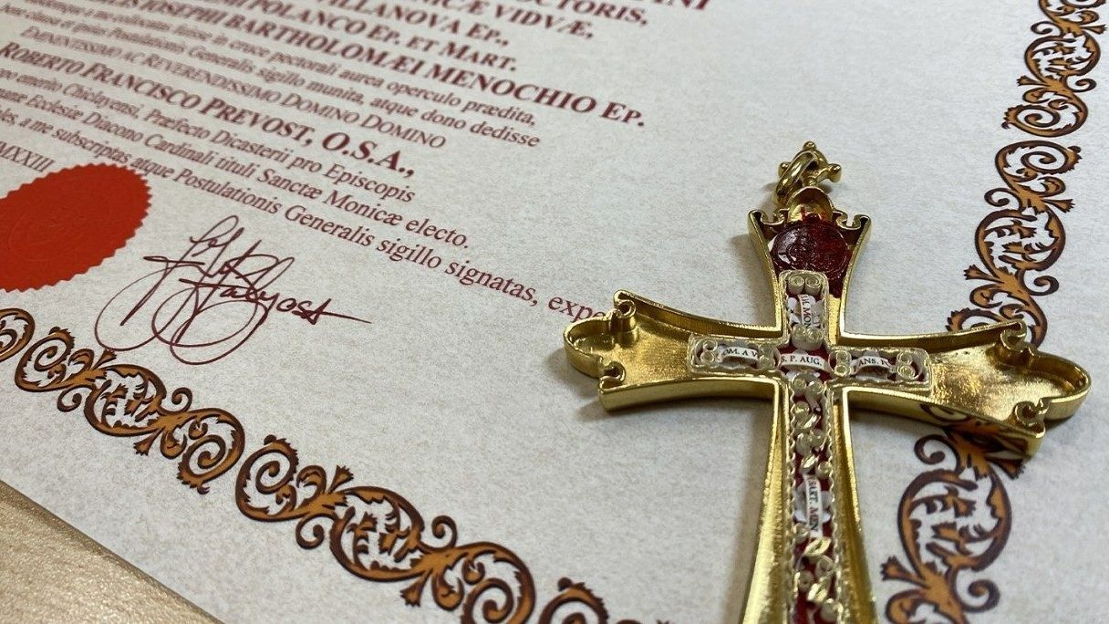 La cruz pectoral con la que el Papa León XIV se presentó al mundo, el 8 de mayo de 2025, tras ser elegido