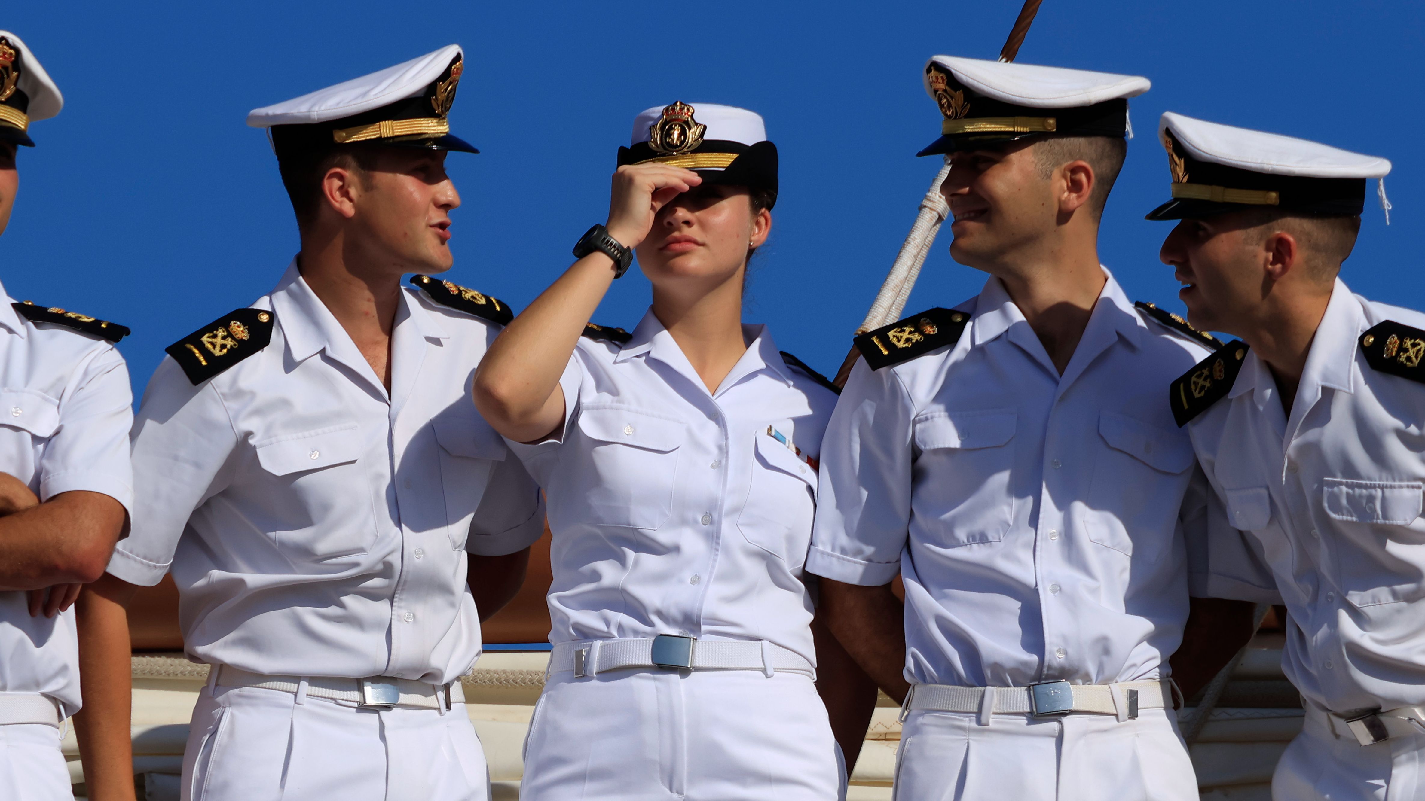 La princesa de Asturias junto a sus compañeros guardiamarinas a su llegada al puerto de Cartagena