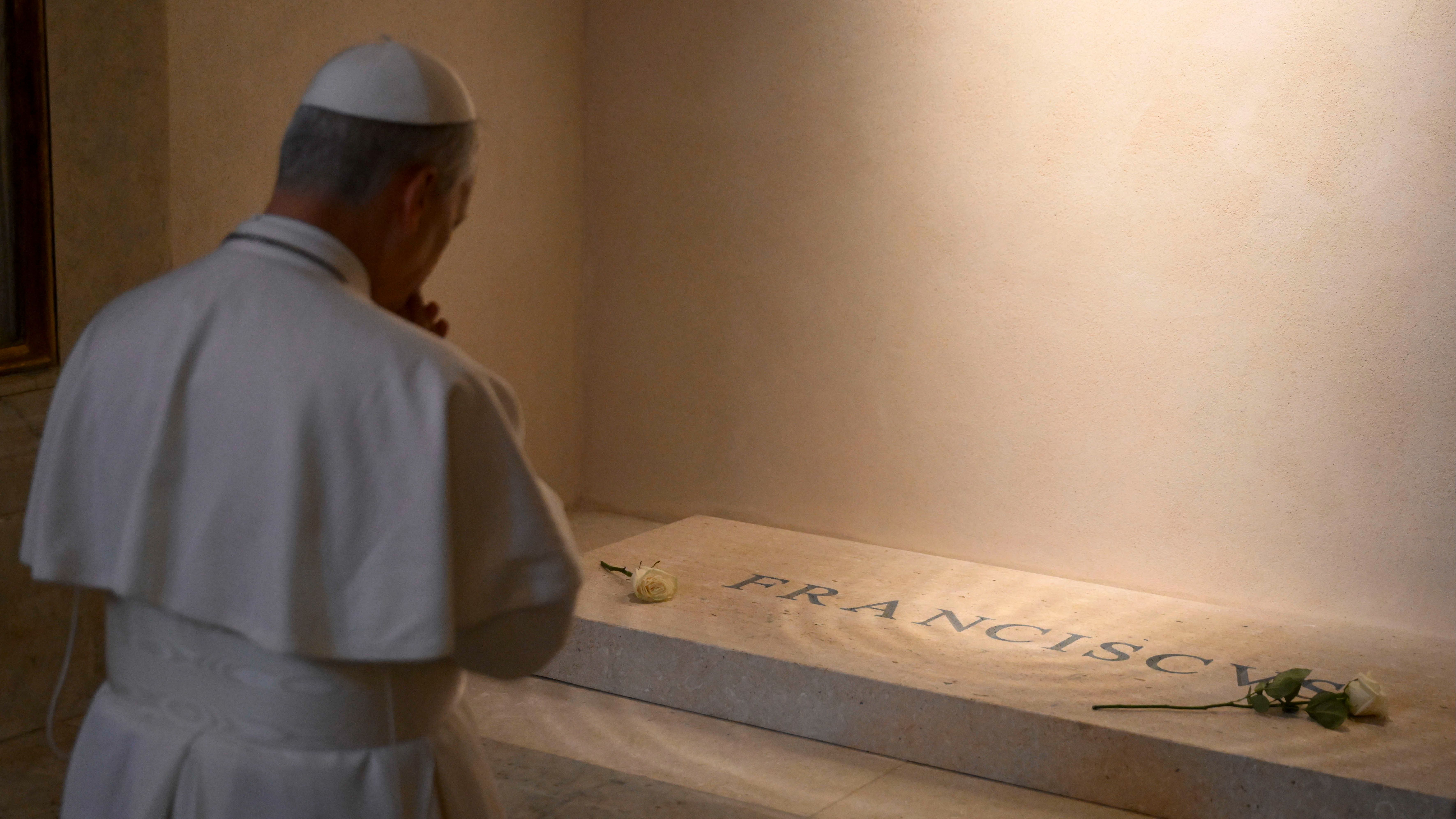 León XIV reza ante la tumba del papa Francisco