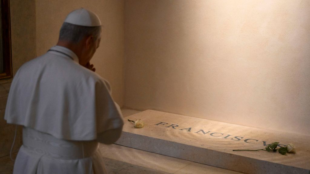 León XIV reza ante la tumba del papa Francisco