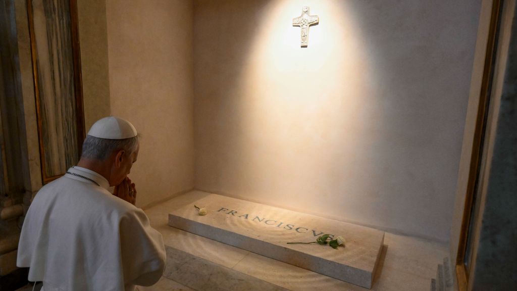 León XIV reza frente a la tumba del papa Francisco