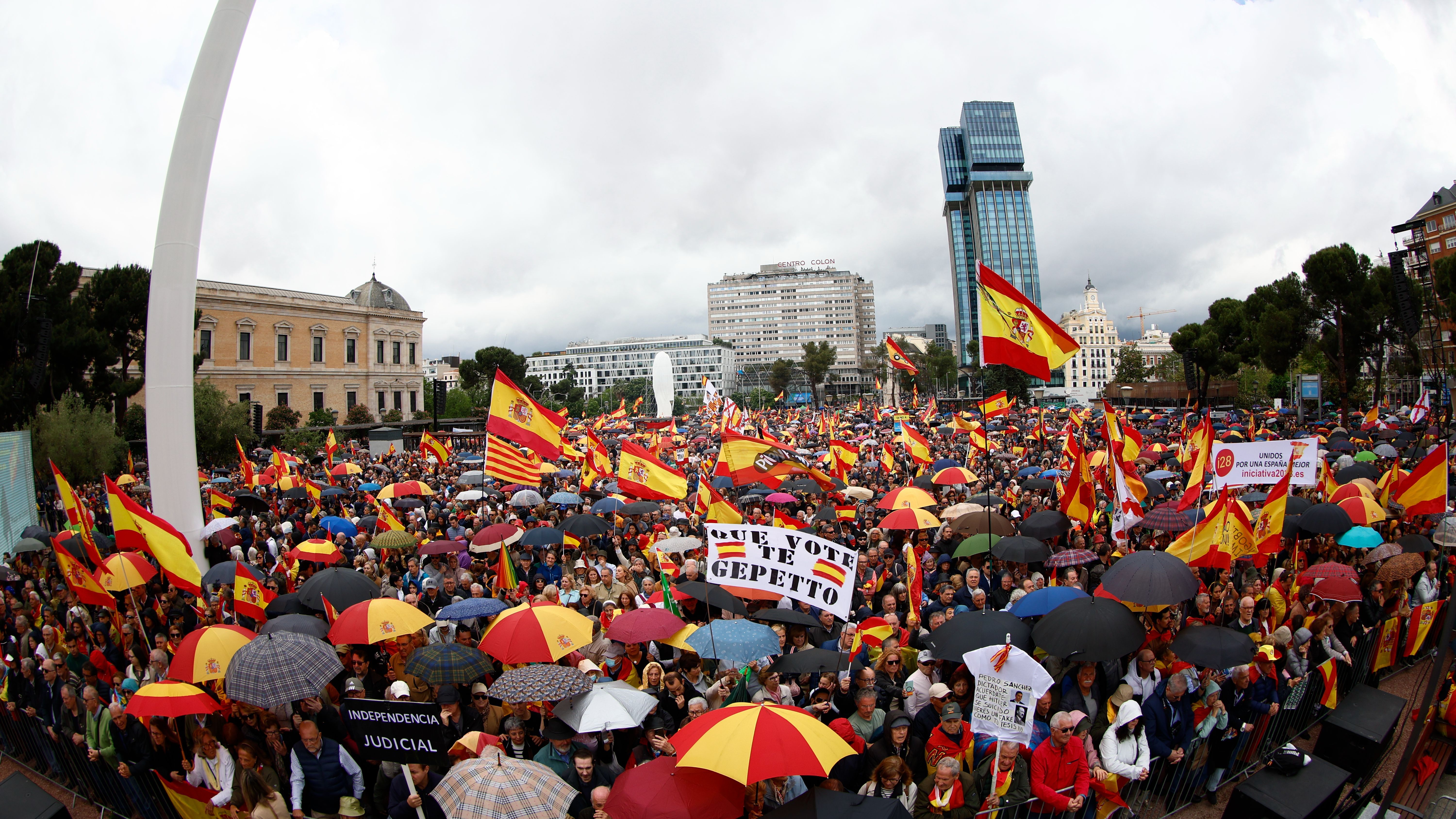 PP y Vox participan en la protesta contra Sánchez que convocan más de un centenar de asociaciones en Madrid