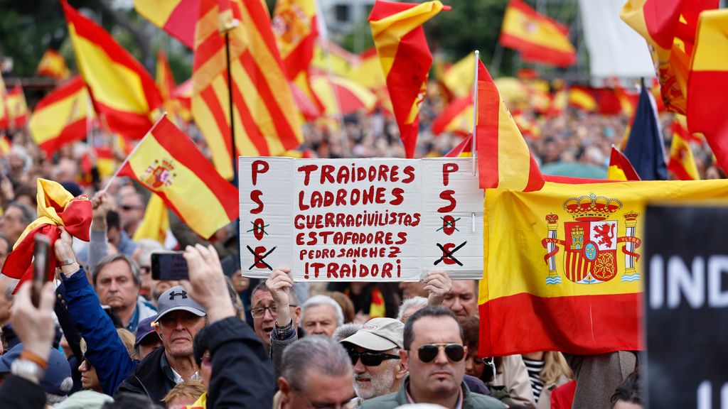 Manifestación 'Por la dignidad de España. Sánchez dimisión, elecciones ya' en Madrid