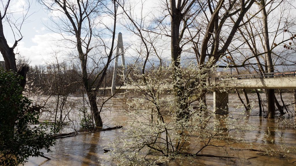 Vista del paso del río Ebro desbordado en Logroño, La Rioja (España)