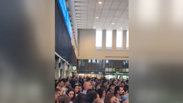 Caos en la estación de trenes Santa Justa por una "incidencia técnica en un Ave Madrid- Sevilla"