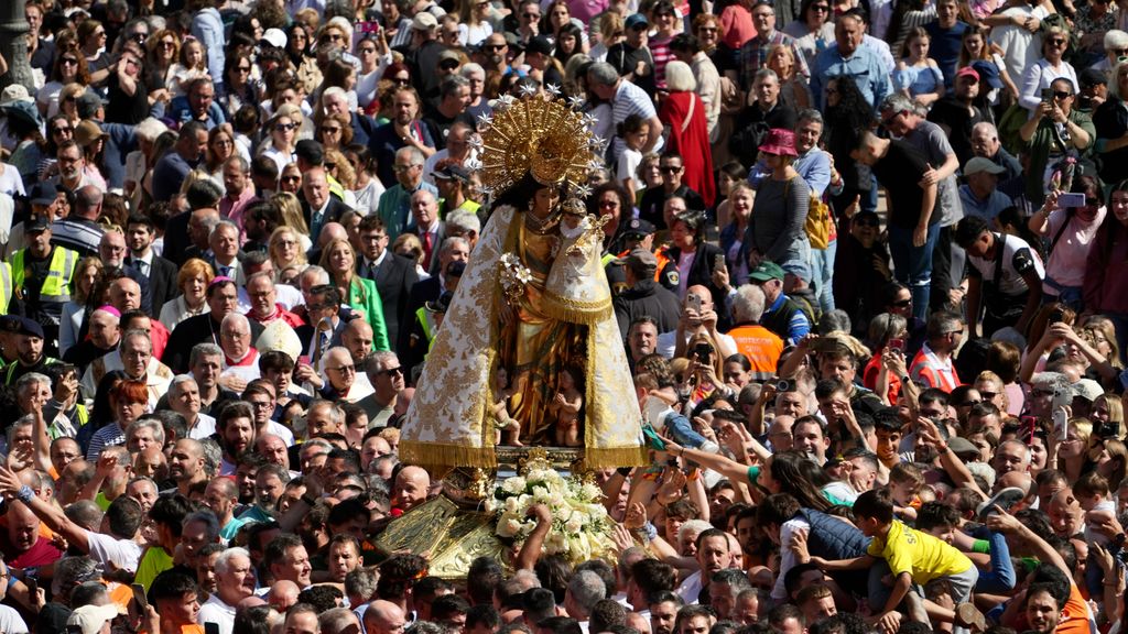 El rápido y multitudinario traslado de la Mare de Déu, seguido por miles de valencianos