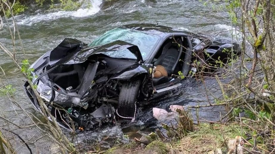 Coche en el que viajaba el matrimonio inglés que ha fallecido tras caer al río Yuso, en la localidad leonesa de Boca de Huérgano