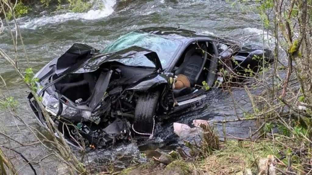 Coche en el que viajaba el matrimonio inglés que ha fallecido tras caer al río Yuso, en la localidad leonesa de Boca de Huérgano