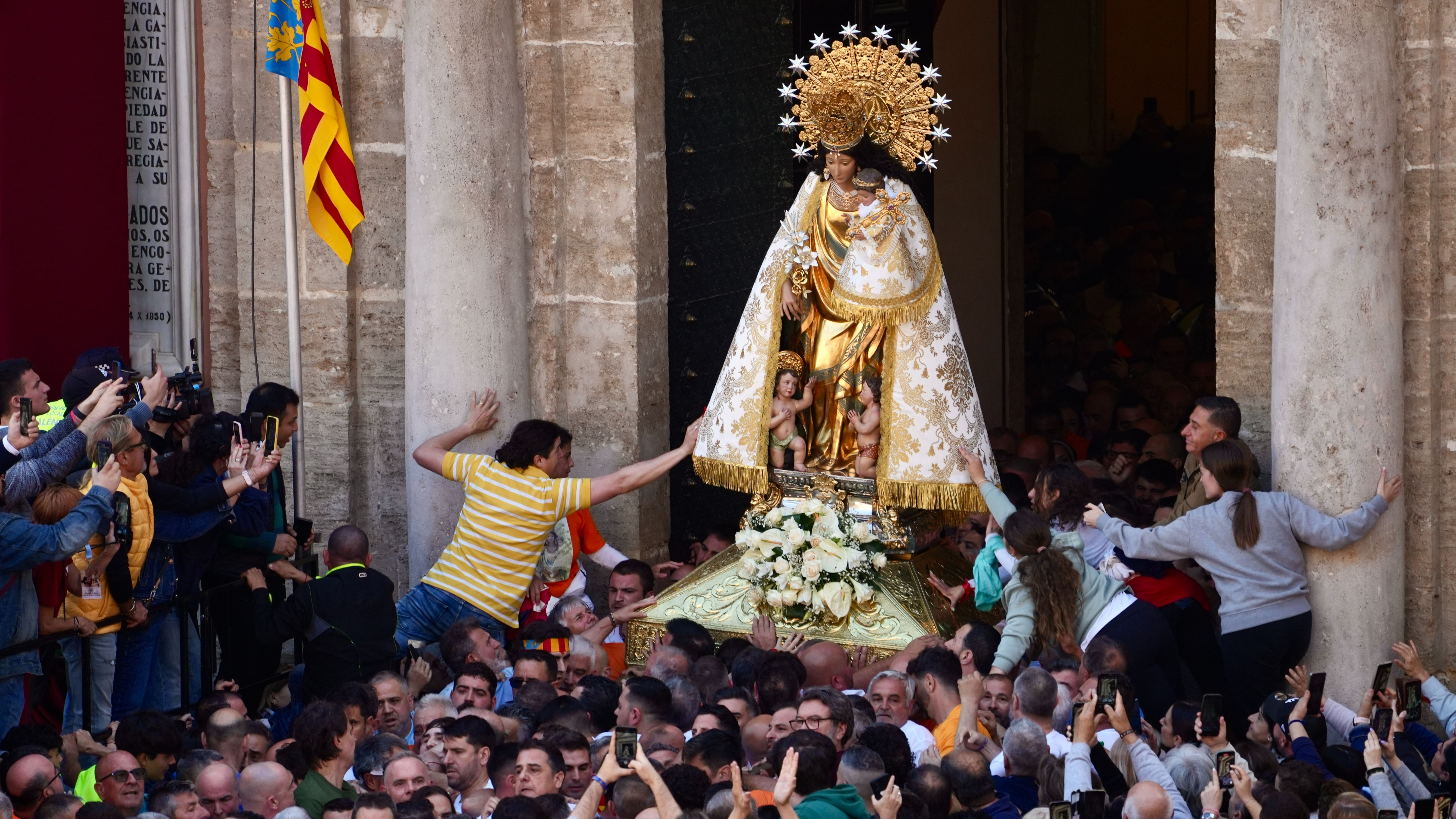 Decenas de personas durante el tradicional traslado de la imagen peregrina de la Virgen de los Desamparados en Valencia