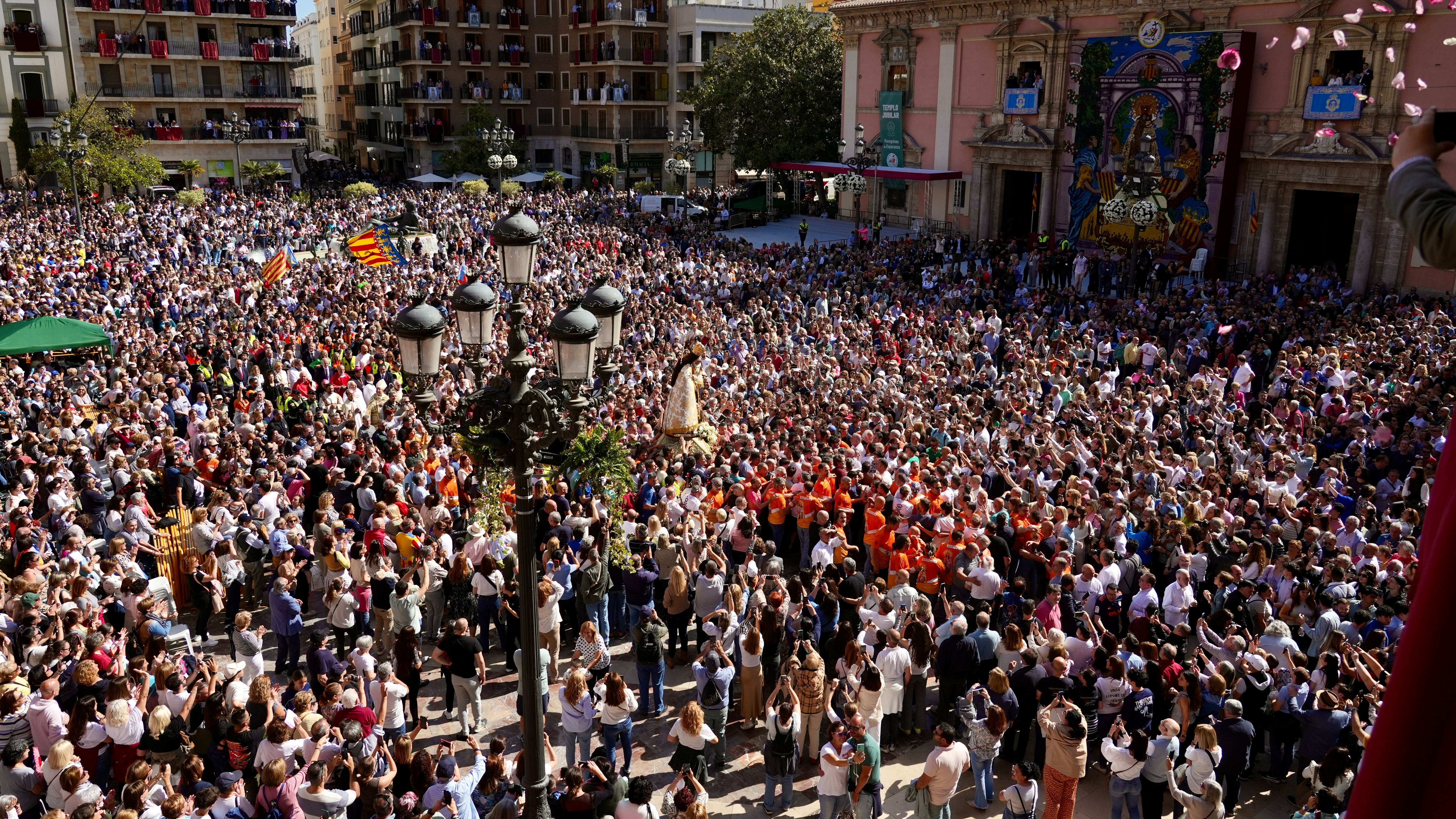Decenas de personas durante el tradicional traslado de la imagen peregrina de la Virgen de los Desamparados en Valencia