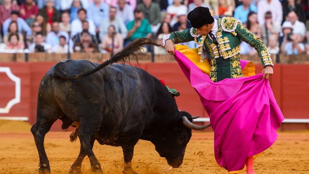 El diestro Pepe Moral en su faena al segundo de su lote durante la corrida de la Feria de Abril