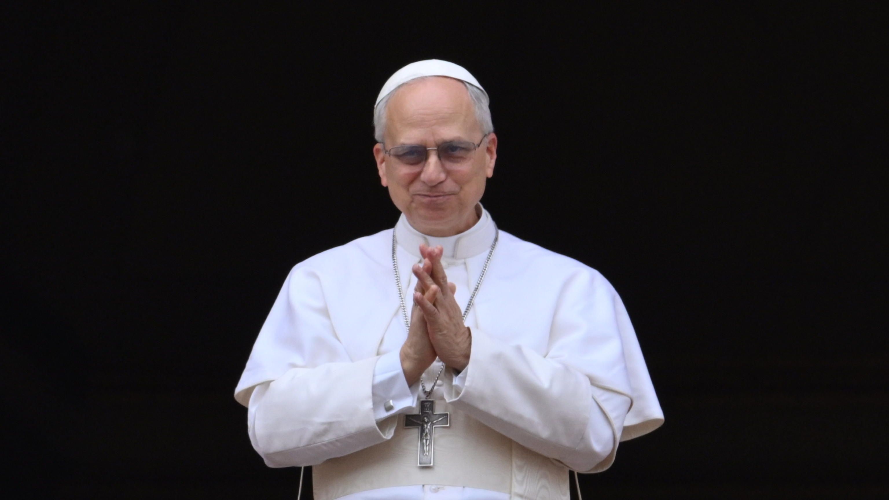 El papa León XIV, en el balcón de la basílica de San Pedro