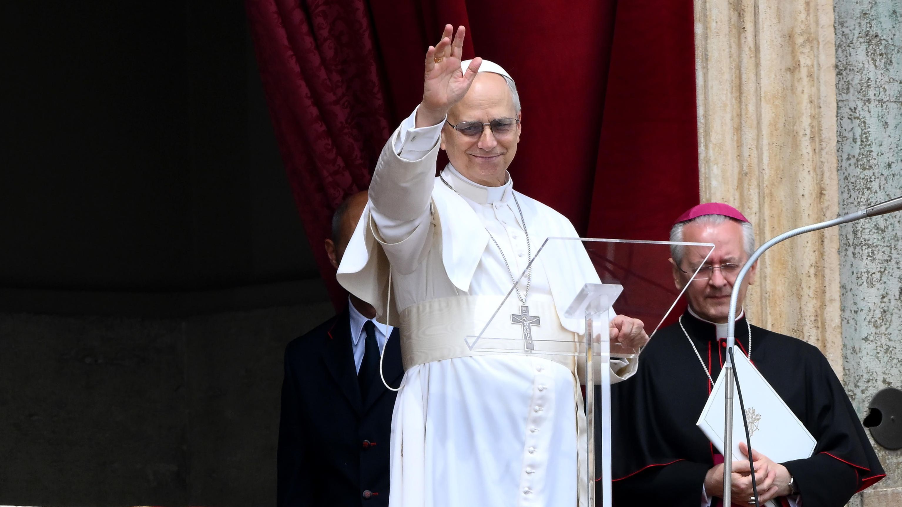 El papa León XIV saluda a los peregrinos españoles