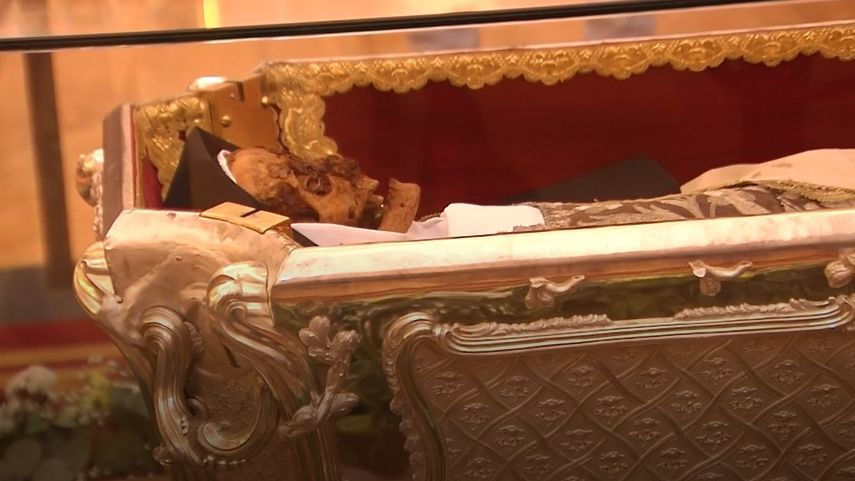 Los fieles veneran a Teresa de Jesús con el sepulcro abierto en Alba de Tormes, Salamanca