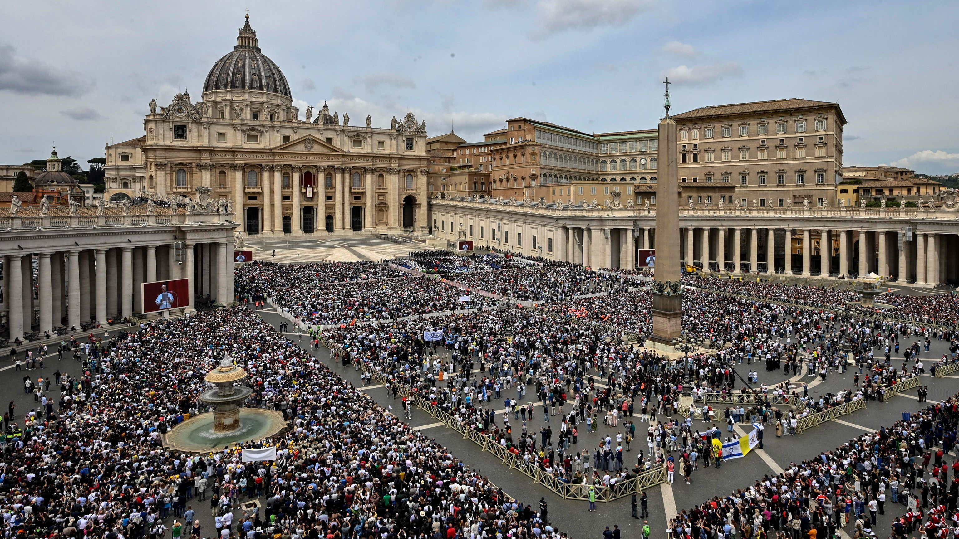 Miles de fieles congregados en la plaza de San Pedro, donde el papa León XIV ha cantado el Regina Coeli
