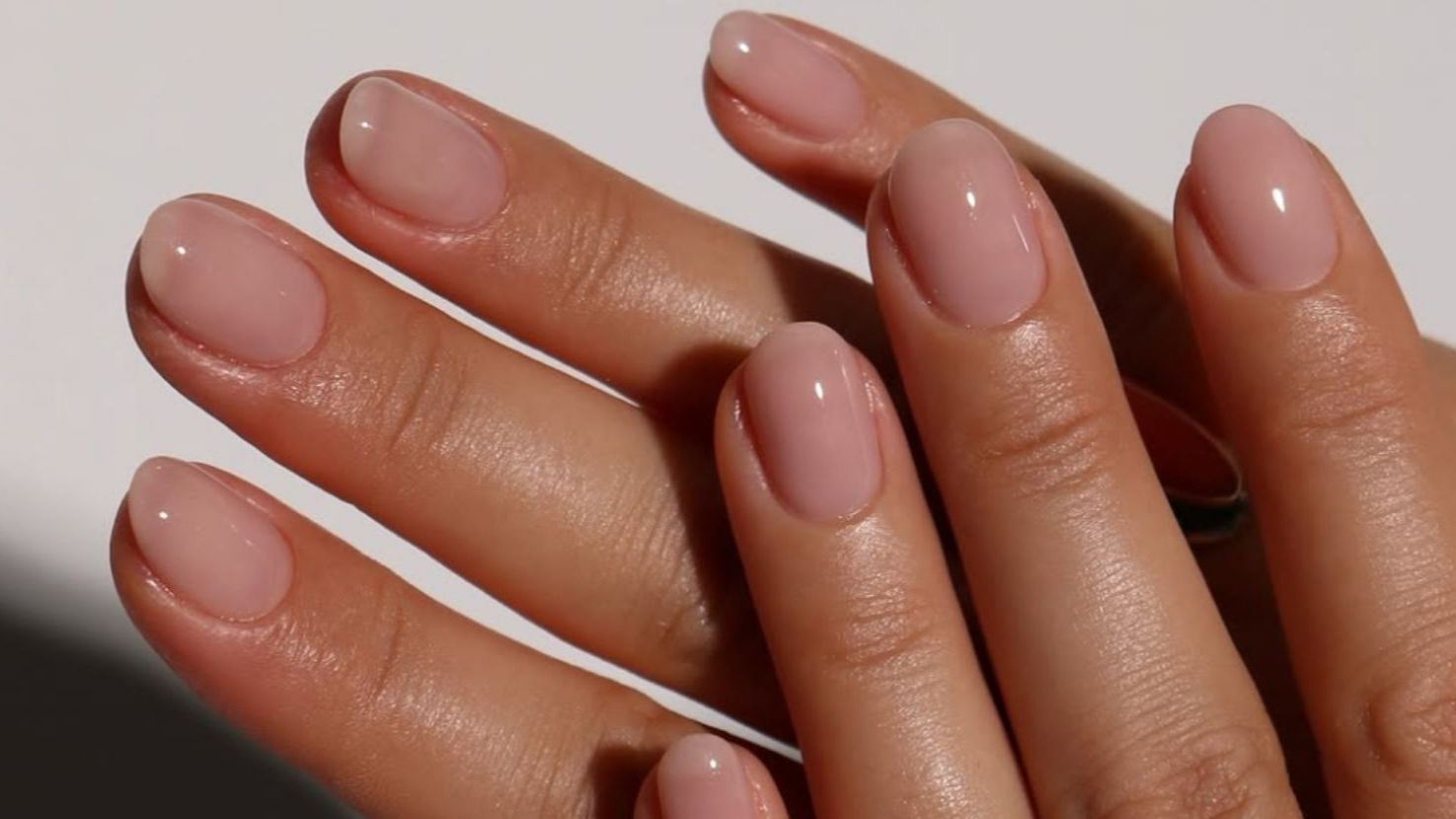 Para lucir unas uñas bonitas a veces hace falta un poco de ayuda de la cosmética Para lucir unas uñas bonitas a veces hace falta un poco de ayuda de la cosmética