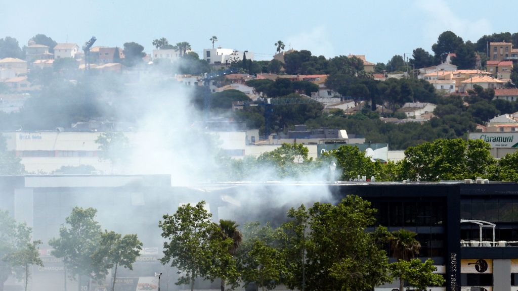 Vista del incendio declarado en una nave que almacena derivados de cloro, en Vilanova i la Geltrú