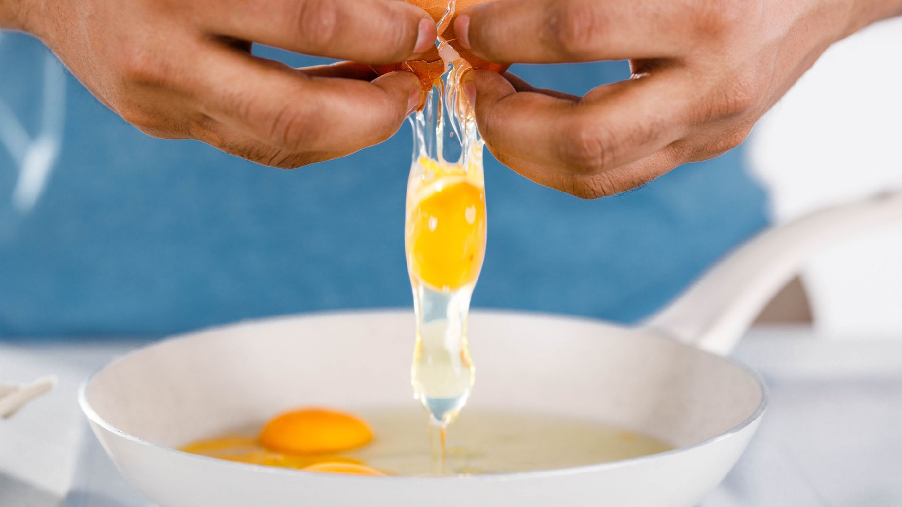 A veces es habitual encontrar motas marrones en la clara y la yema del huevo