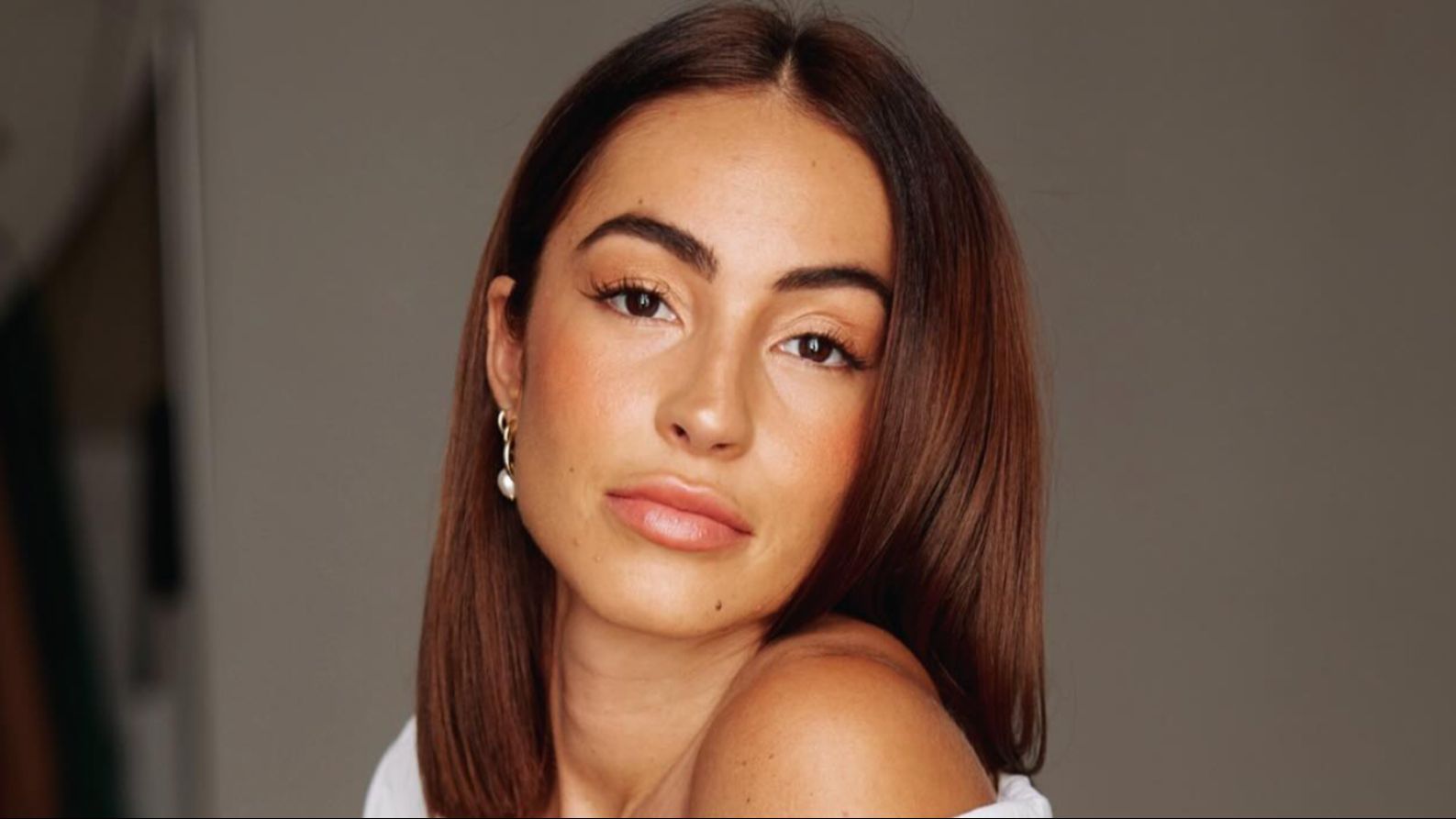 Ana López deslumbra en la boda de su hermano con un look "digno de alfombra roja" y sin Borja González