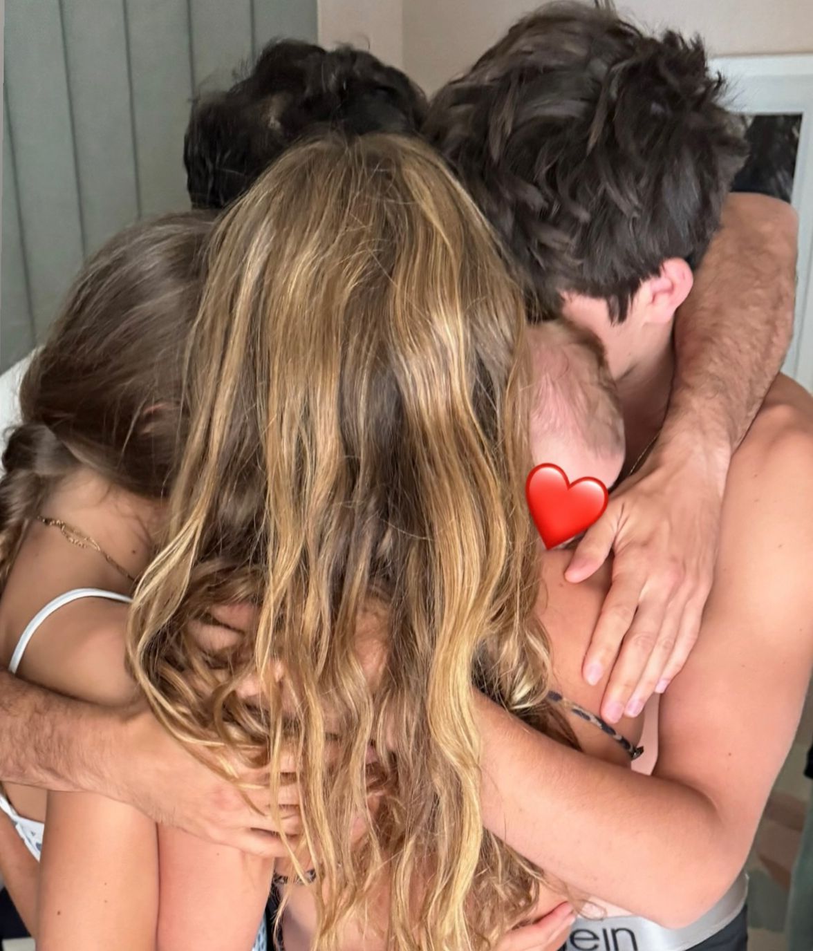 Bündchen, Valente, su recién nacido y Benjamin, de 15 años, y Vivian compartieron un abrazo en grupo