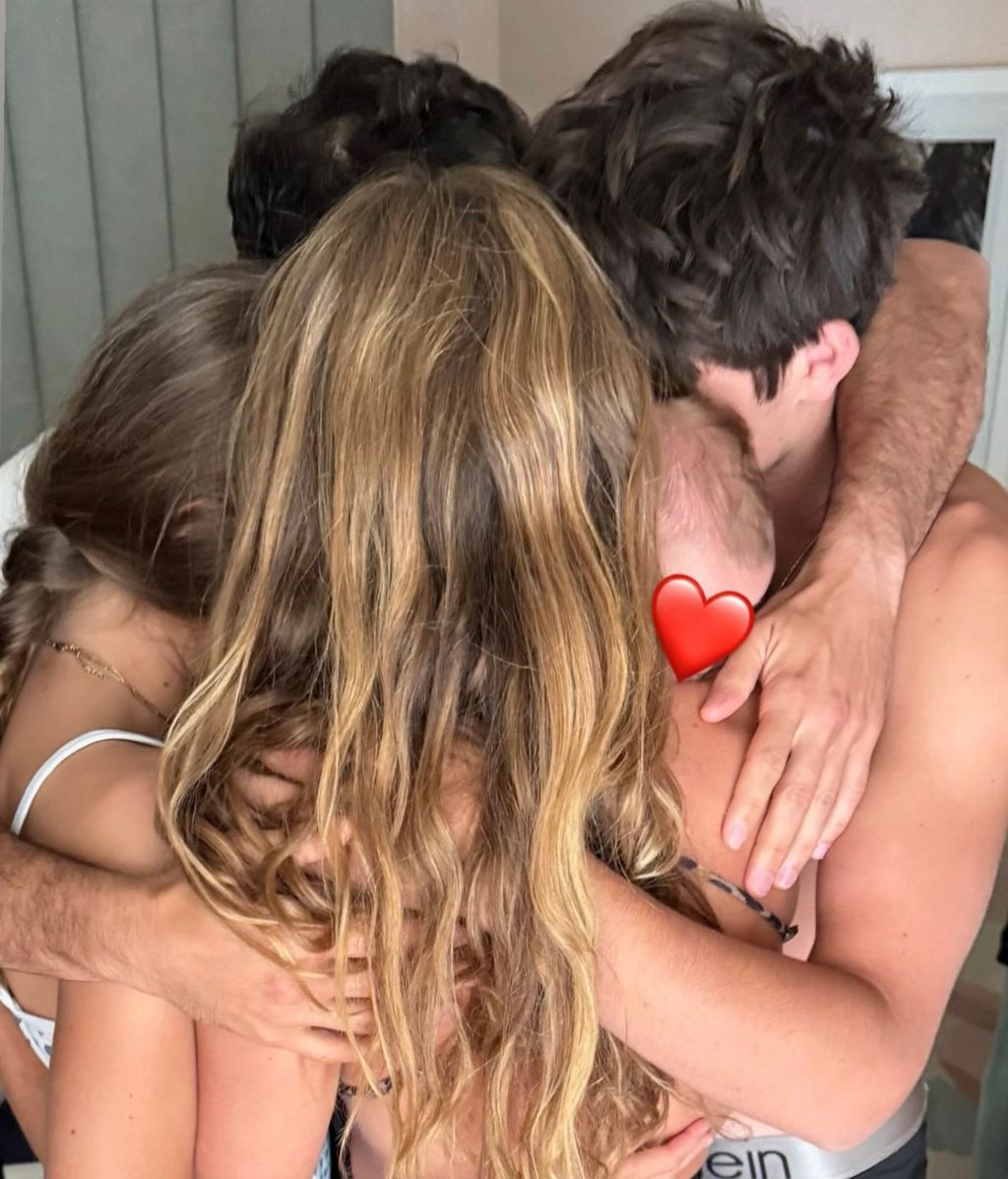 Bündchen, Valente, su recién nacido y Benjamin, de 15 años, y Vivian compartieron un abrazo en grupo