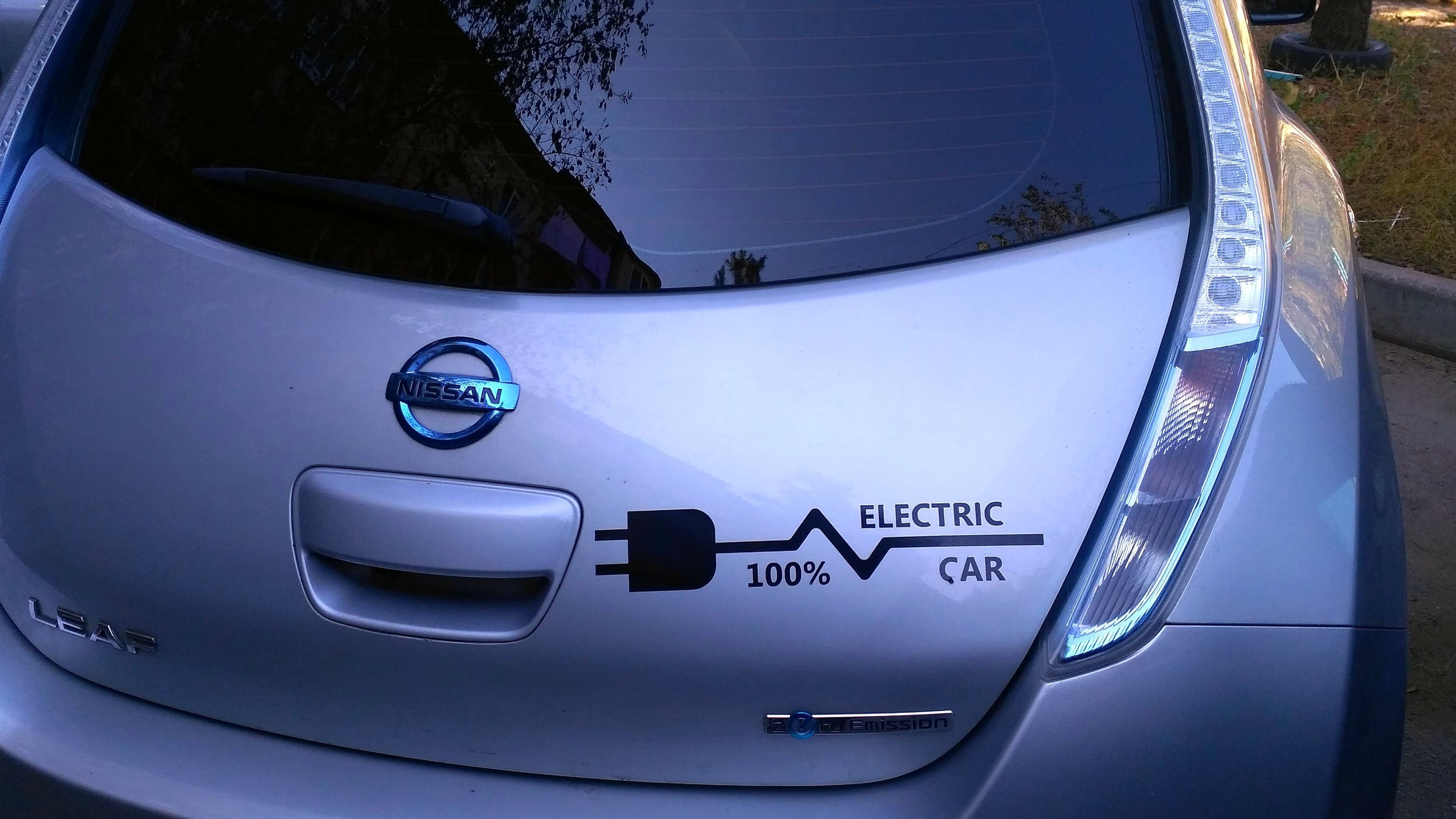 Cargar el coche eléctrico es más económico que llenar un depósito de combustible