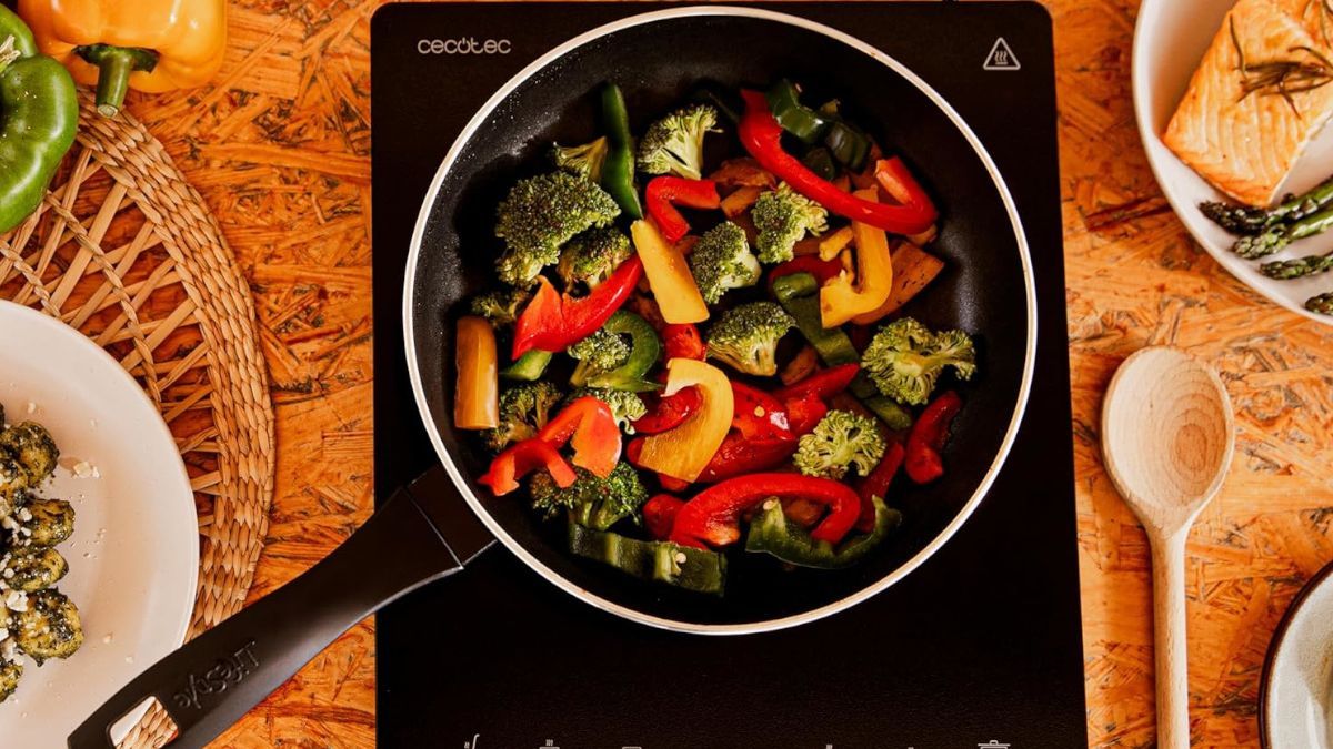 Cocina donde y cuando quieras con esta placa de inducción portátil de Cecotec que está rebajada a menos de 30€