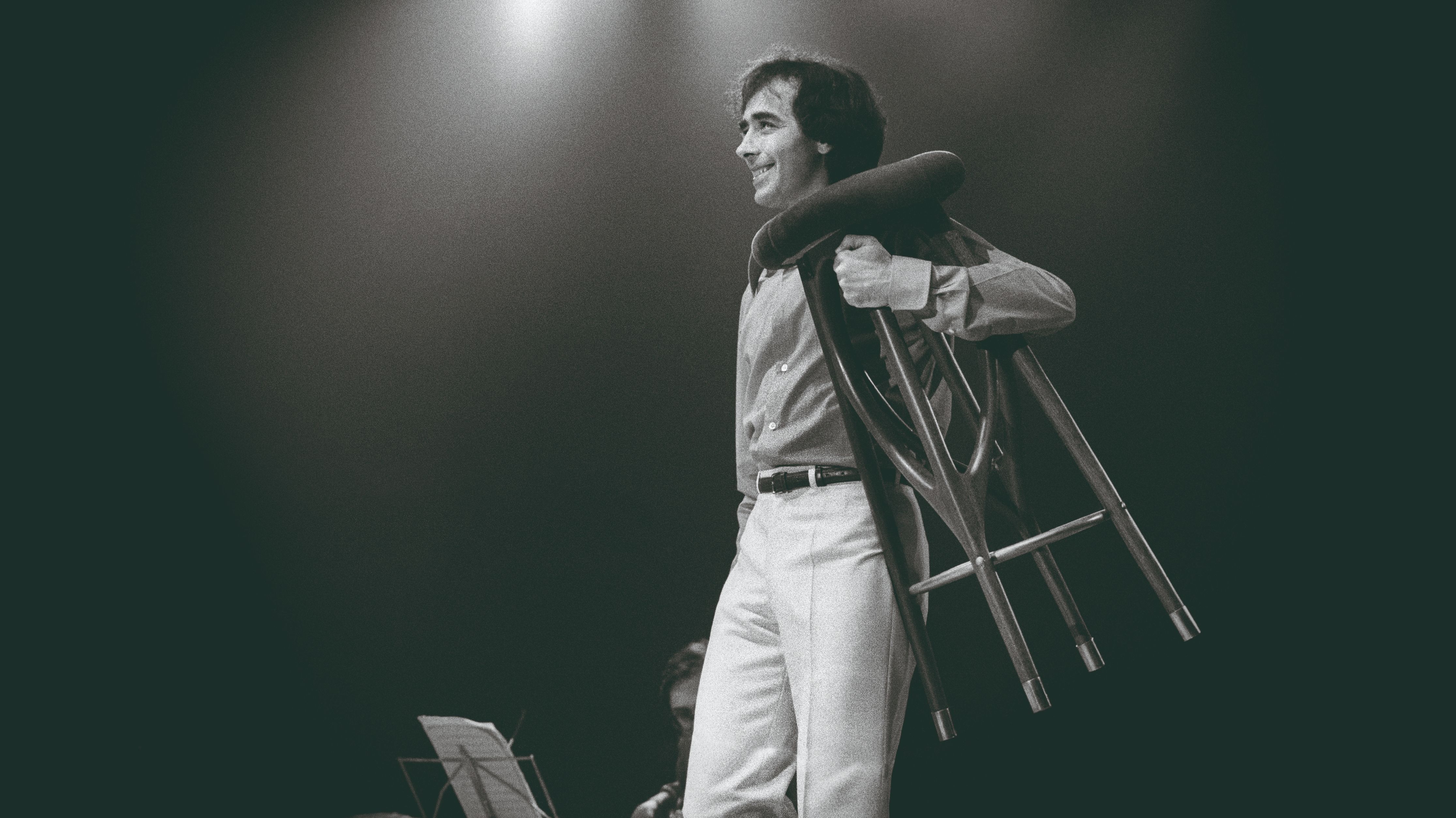Concierto de Joan Manuel Serrat en las Fiestas de San Isidro. Acudieron a verle más de 9.000 personas. Madrid, 1983